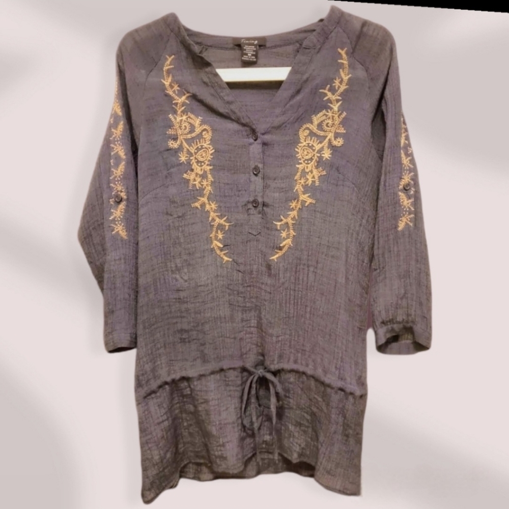 Embroidered top 3/4 sleeve  - M